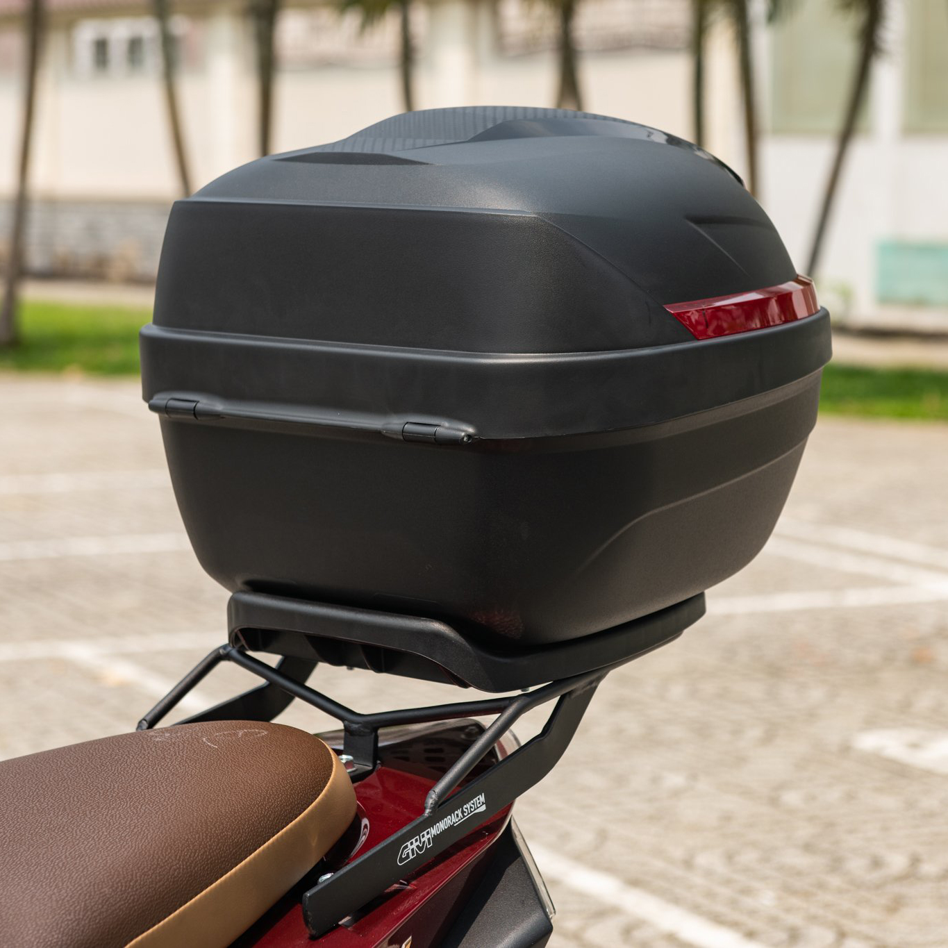 Thùng Givi B270N - 27 Lít (Kèm Ốc + Đế lắp đặt), phù hợp cho xe Honda, Yamaha, Suzuki,..