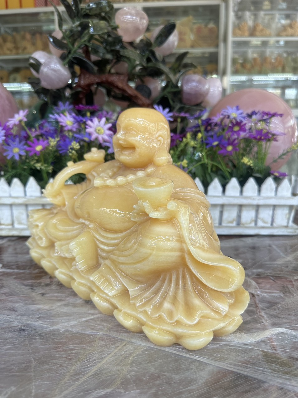 Tượng Phật Di Lặc ngồi tựa bao tiền cầm thỏi vàng phong thủy đá ngọc hoàng long - Dài 30 cm