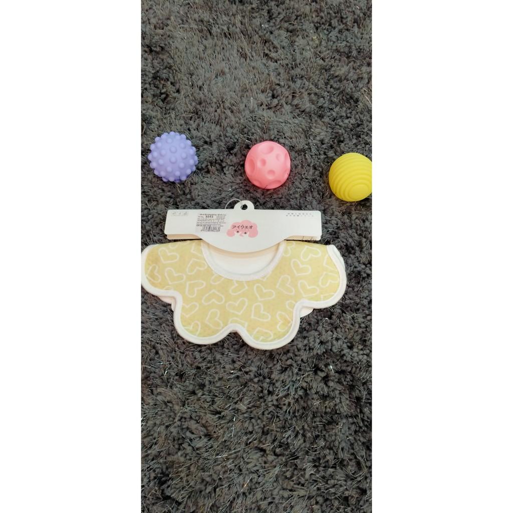 Yếm ăn đế in bông hình hoa mặt trời 3043, chất liệu cotton 100% , thương hiệu Aiueo Nhật Bản
