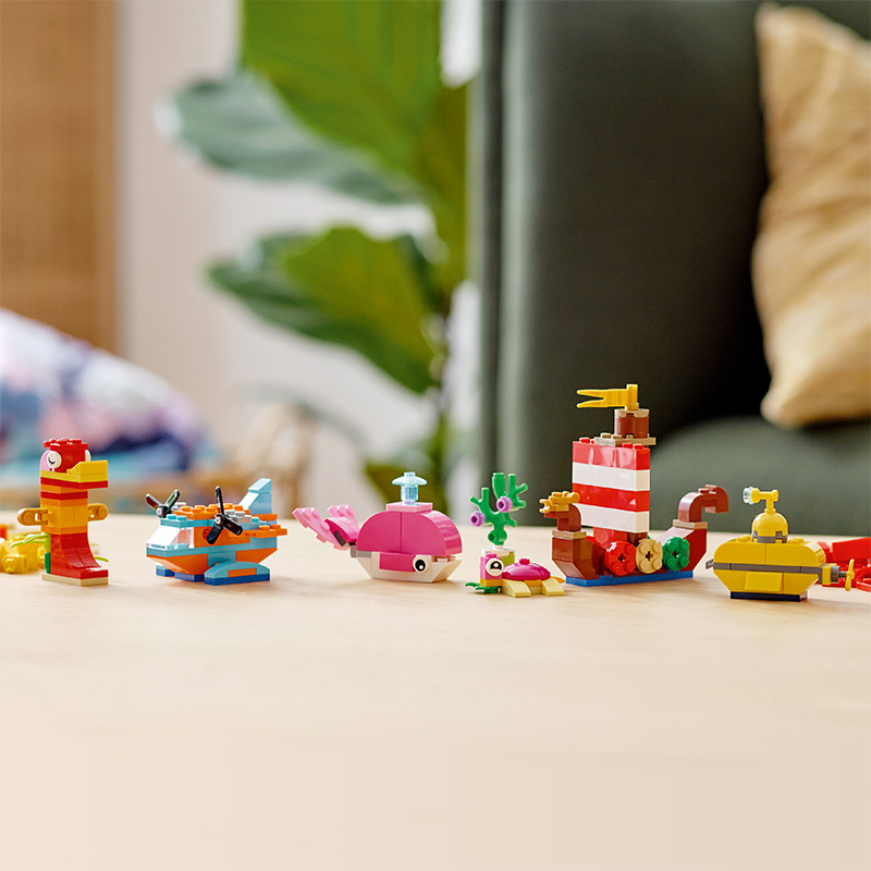 Đồ Chơi LEGO Hộp Gạch Classic Chủ Đề Đại Dương Sáng Tạo 11018