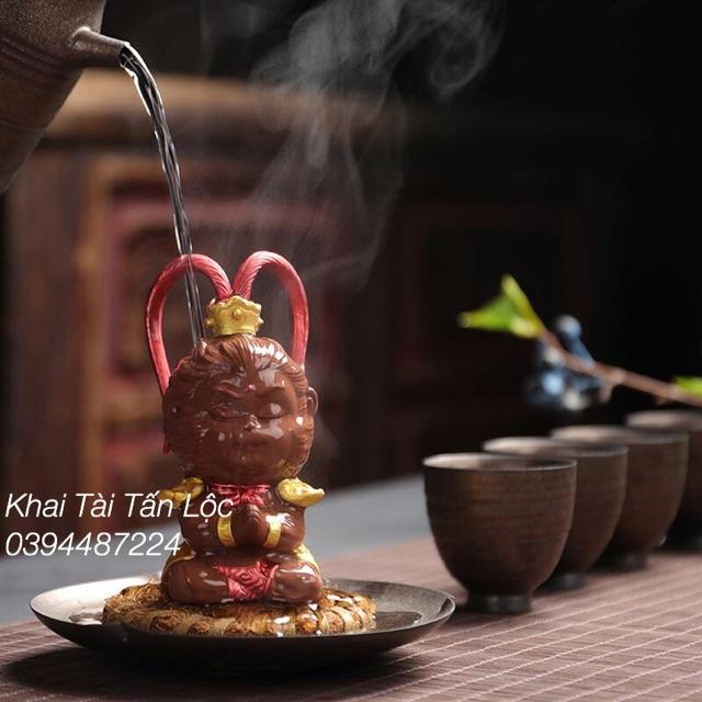 Tượng Tôn Ngộ Không râu cong gốm tử sa kèm gậy như ý