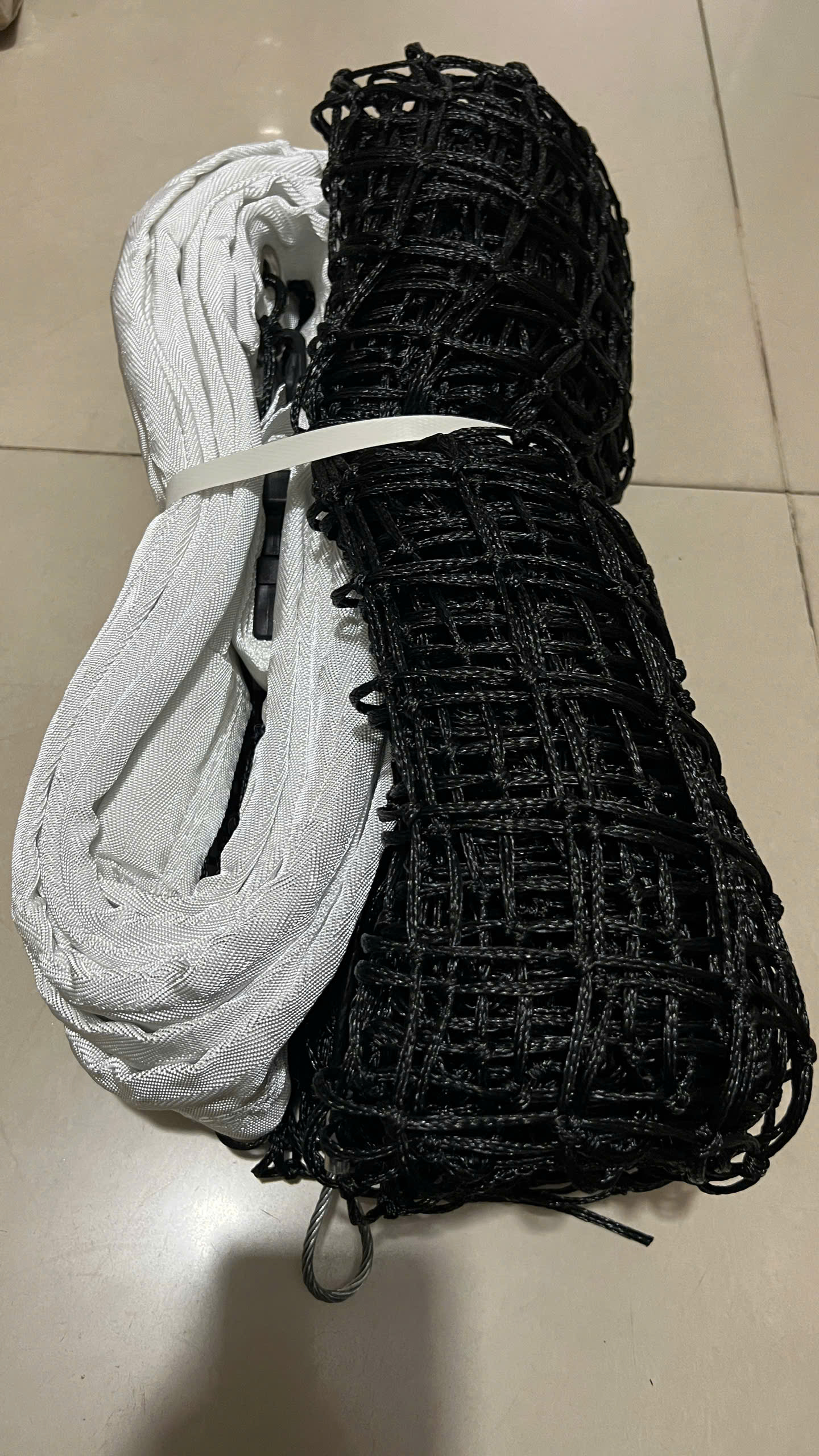 Lưới pickleball Sodex S25945(có cáp) dài tiêu chuẩn 6,71m cao 0,914m,chất liệu HDPE dày 3mm độ bền cao, ít hao mòn.