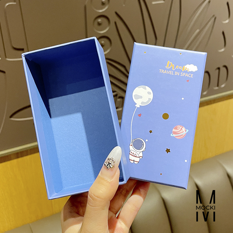 Hộp quà phi hành gia đáng yêu