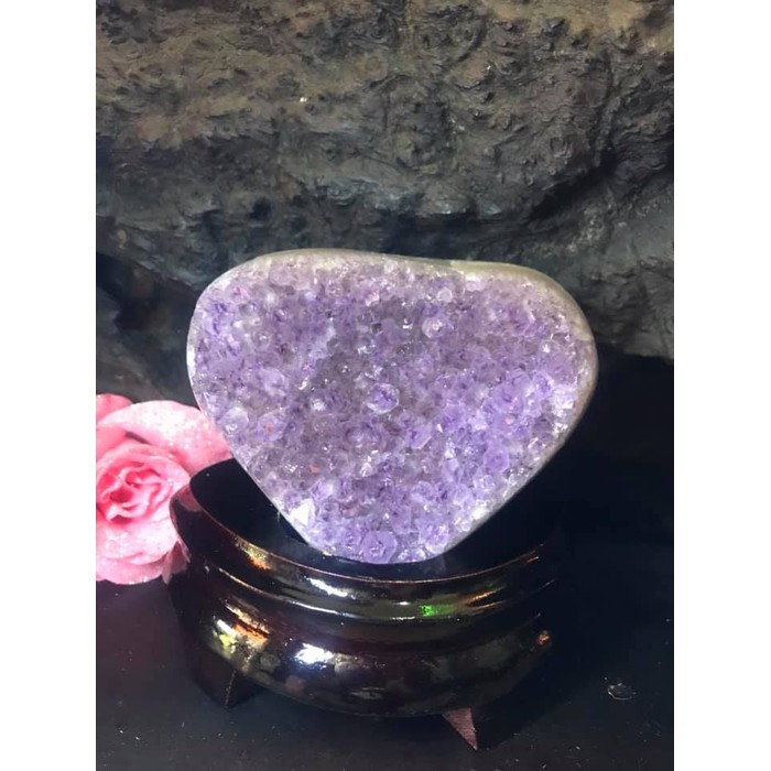 Miếng Đá Thạch Anh Tím Trái Tim Nhỏ đế gỗ Tự Nhiên Kt Cao 12cm N11cm S9cm Anh Chị Đặt Bàn Làm Việc Bàn Thờ Thần Tài May Mắn Thu Hút Tài Lộc ạ