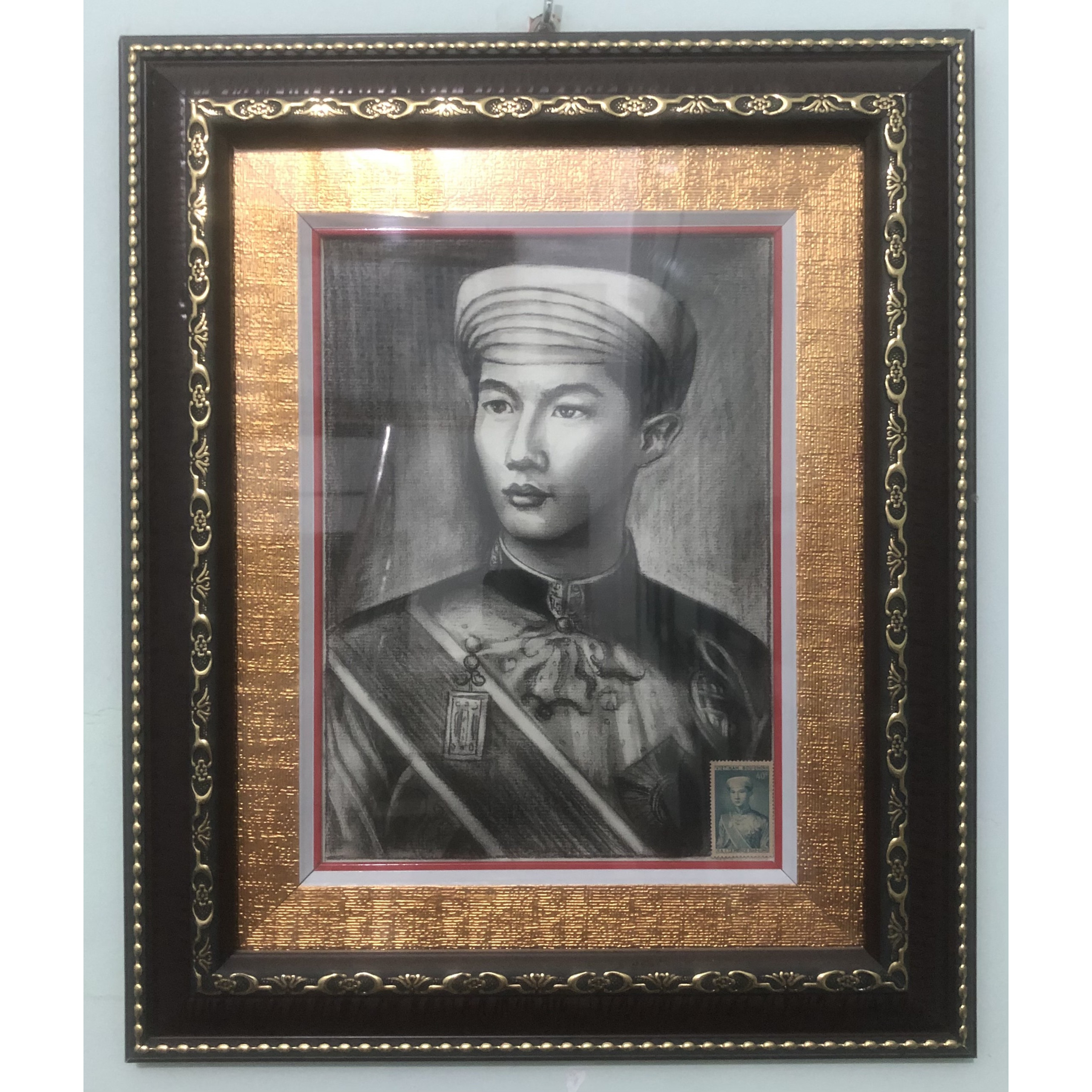 Tranh Hoàng Thái Tử Bảo Long vẽ  bằng chì ghép tem Sống đông dương thật, con trai của Vua Bảo Đại và Nam Phương Hoàng Hậu
