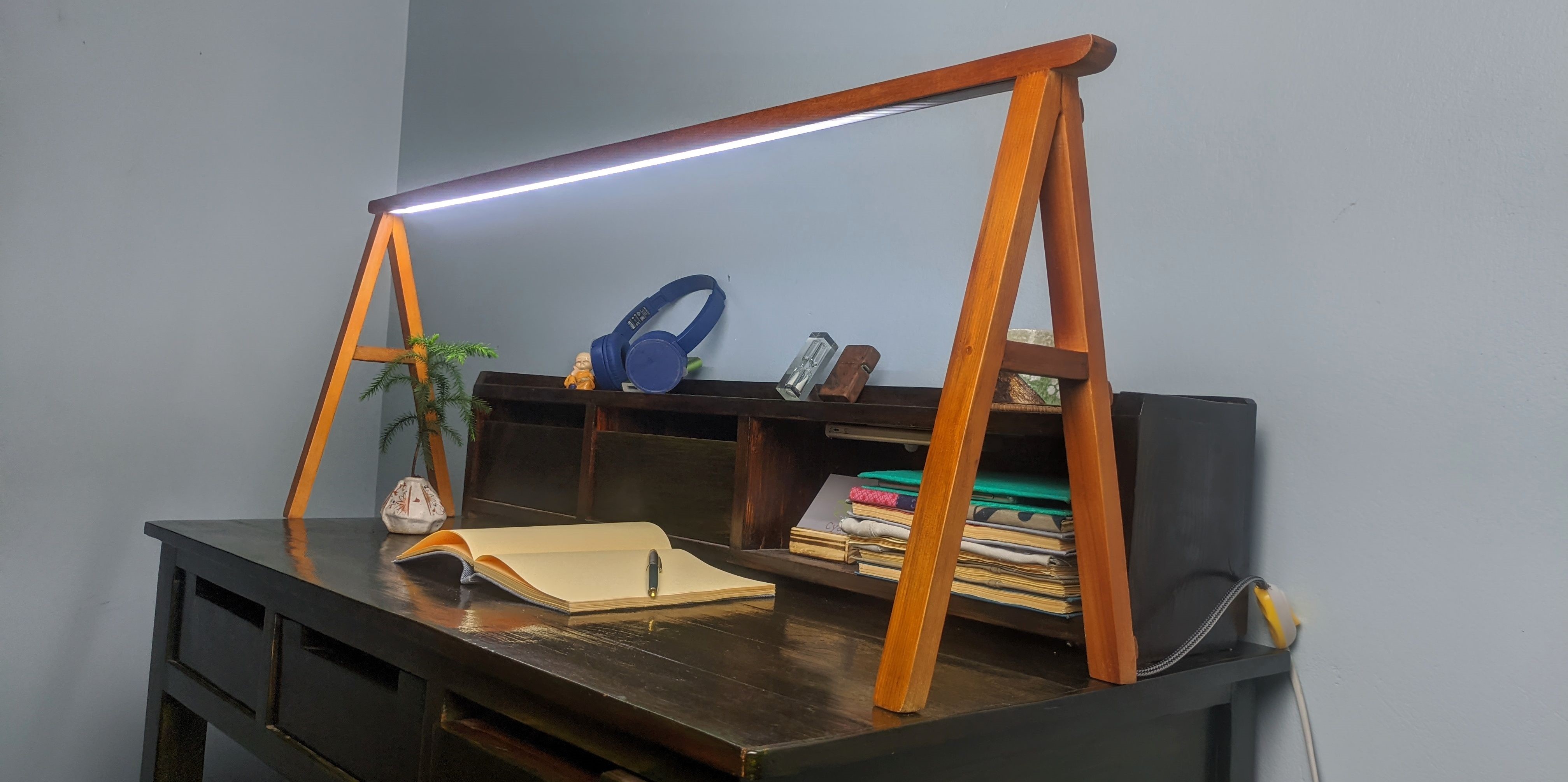 Đèn bàn chân A (wooden table lamp A)