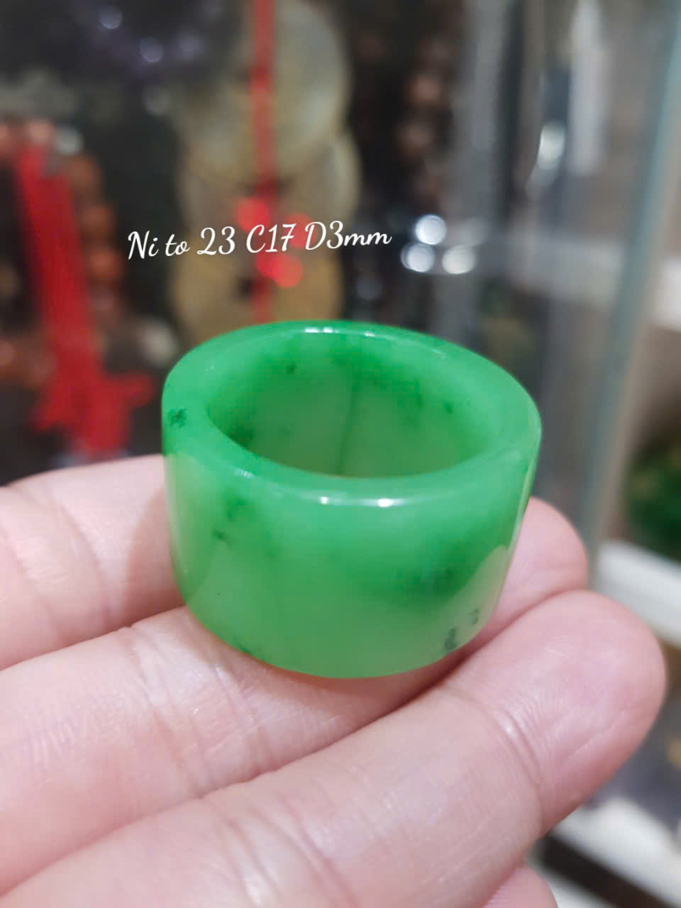 Nhẫn Càn Long Nam Xanh Ngọc Đẹp Ni TO 23mm x bản vuông cao 17mm x dầy 3mm Chất liệu Đá Cẩm Thạch Tự nhiên màu Xanh lá Hy Vọng Tươi quá đẹp chuẩn Hợp Nam mệnh Mộc Mệnh Hỏa đeo Ni 23mm lọt lòng ngón giữa ngón cái ạ
