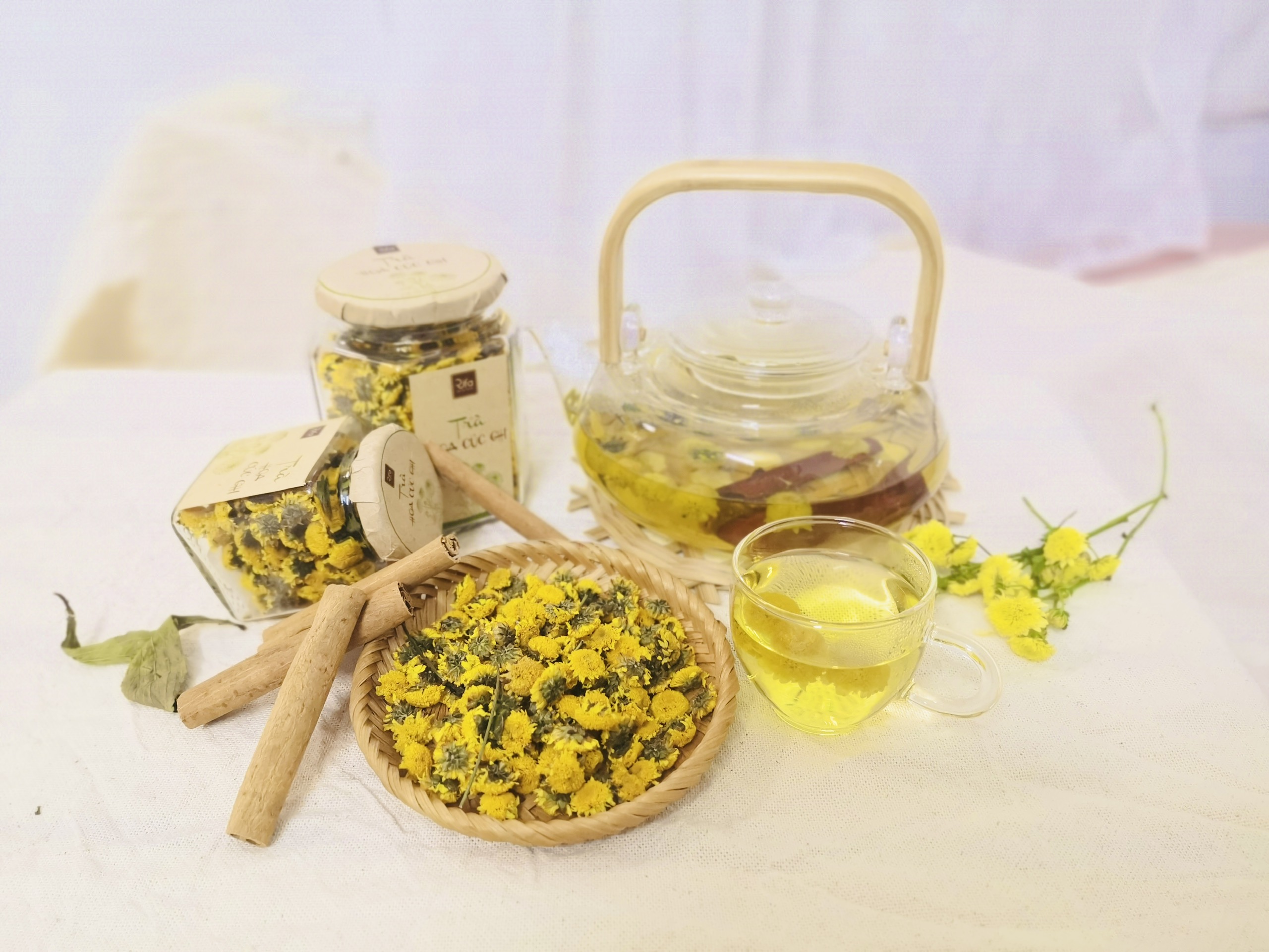 Trà hoa cúc chi sấy lạnh nguyên bông Rifa Giúp thanh nhiệt, ngủ ngon, đẹp da, chống lão hóa. Lọ 30gr