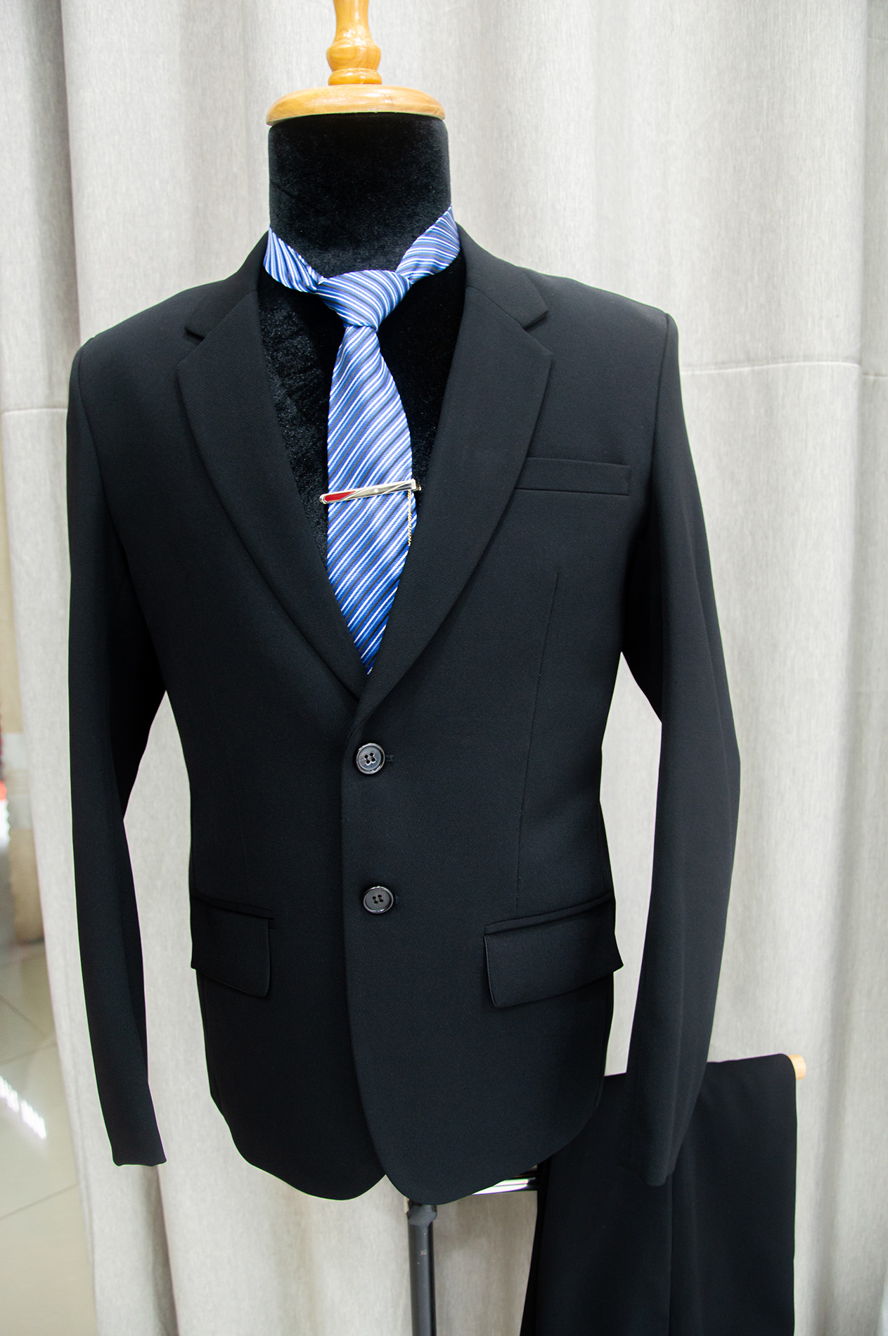 Bộ vest nam 2 nút form suông màu đen mềm mịn tặng kèm phụ kiện