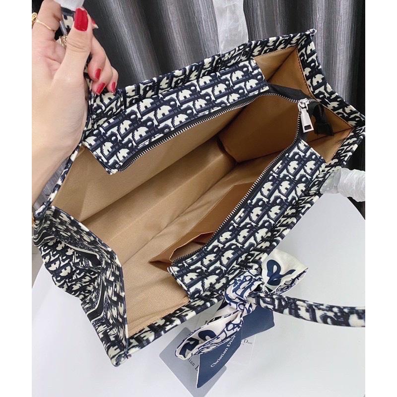 Túi Thổ Cẩm Dir - Túi Cầm Tay Du Lịch Size 40 Kèm Khăn Có Ảnh Thật