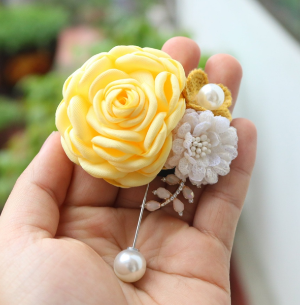 Hoa cài áo bông hồng cuộn kép màu vàng