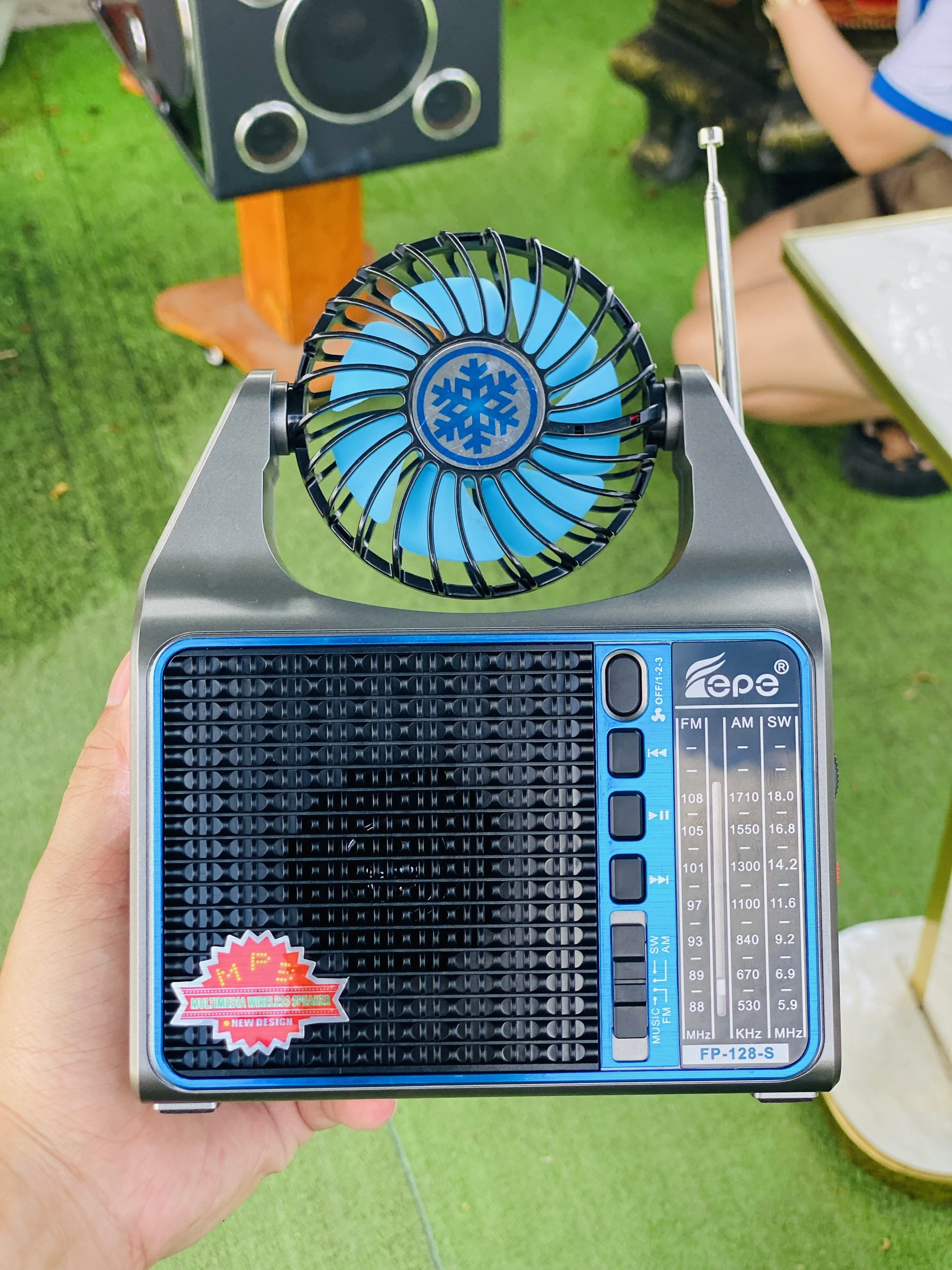 Quạt Mini 4in1 FP 128S Có Đài FM, Đèn Pin, Sạc Năng Lượng Mặt Trời – Hỗ Trợ USB, Bluetooth, TF, AUX Nhỏ Gọn Thông Minh Hàng Nhập Khẩu