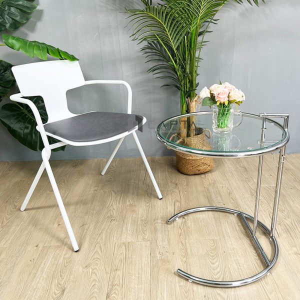 Ghế cafe thân nhựa màu trắng có nệm ngồi màu xám CC1558-F1 Ghế tiếp khách thân nhựa PP màu trắng nệm vải bố màu xám có tay tựa khung sắt sơn tĩnh điện
