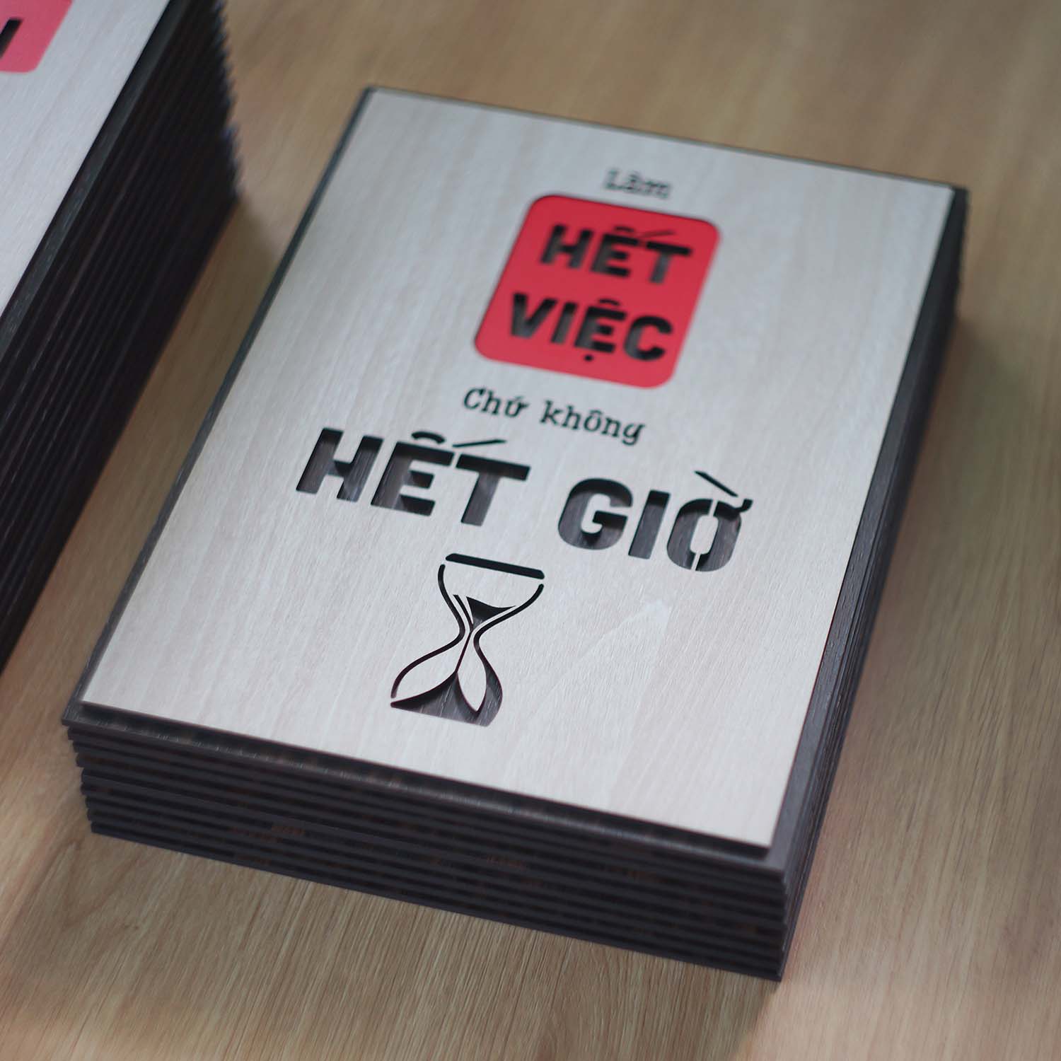 Tranh Trang Trí Vintage TBIG119: Làm hết việc chứ không hết giờ