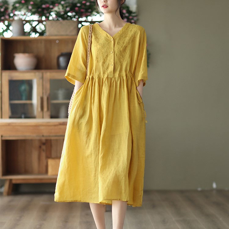 Váy linen vàng thêu hoa trước ngực dáng dài, đầm cổ tàu ngắn tay Đũi Việt