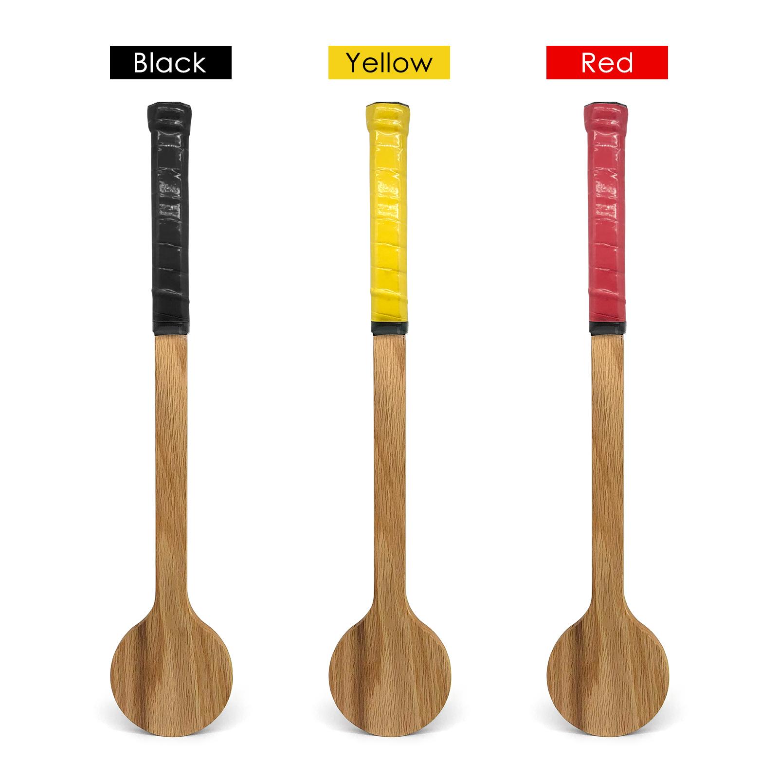 Vợt đánh tennis bằng gỗ và bóng tennis