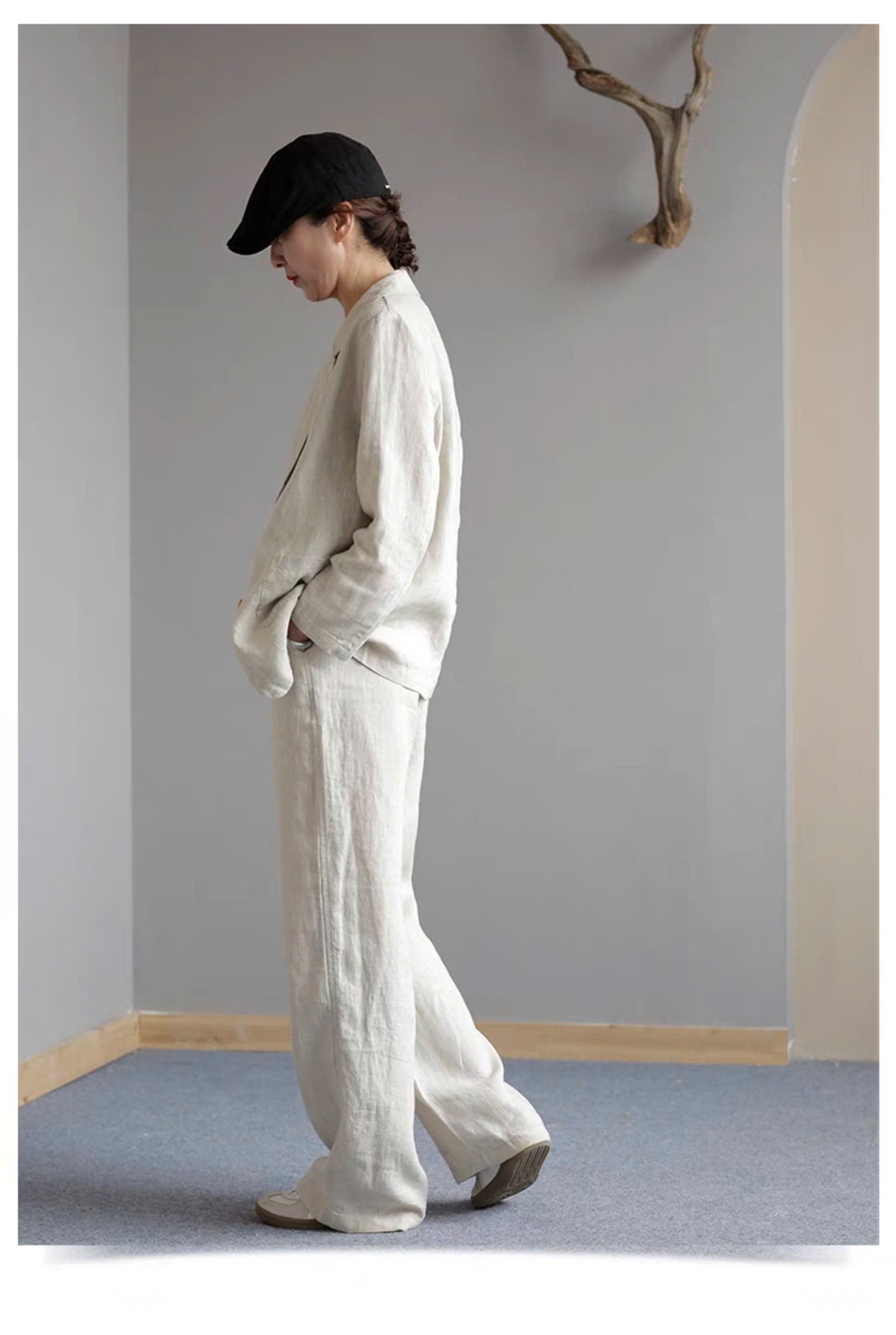 Set bộ linen gồm 1 áo blazer và 1 quần dài ống rộng màu trắng, không kén người mặc