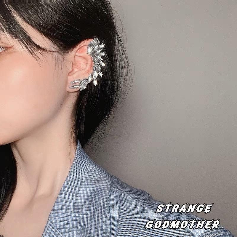 Khuyên tai đính đá một bên kiểu lạ - Arora boutique