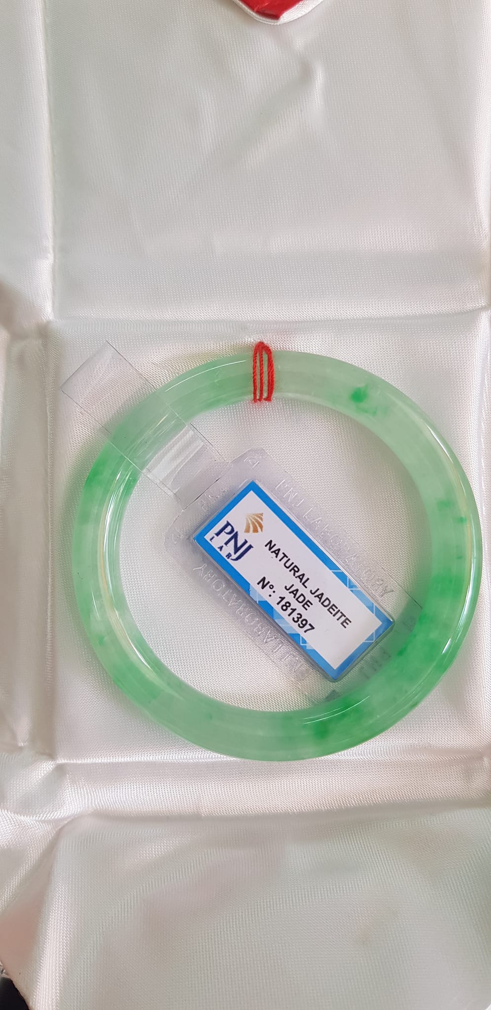 Vòng Cẩm Thạch tự nhiên T Lý Rơi Sao 52mm x cọng 8mm Vòng kiểm định Natural Jadeite Jade P No 181397 màu Xanh ngọc nhẹ trắng điểm xanh lý trong bóng đều đẹp sang lắm luôn nữ 50kg - 55kg đeo ạ