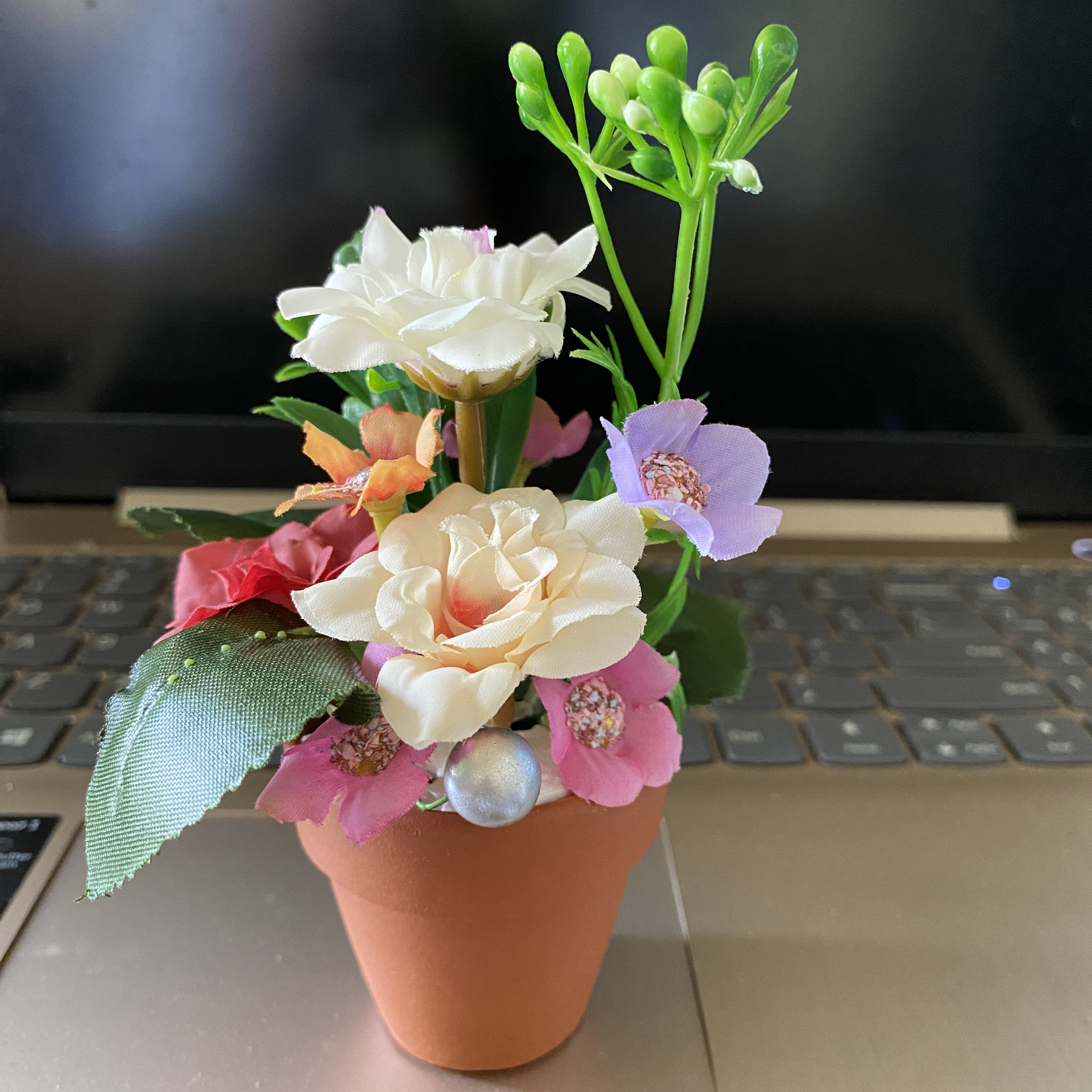 Chậu hoa hồng lụa mini handmade kèm chậu gốm đỏ- 15cm