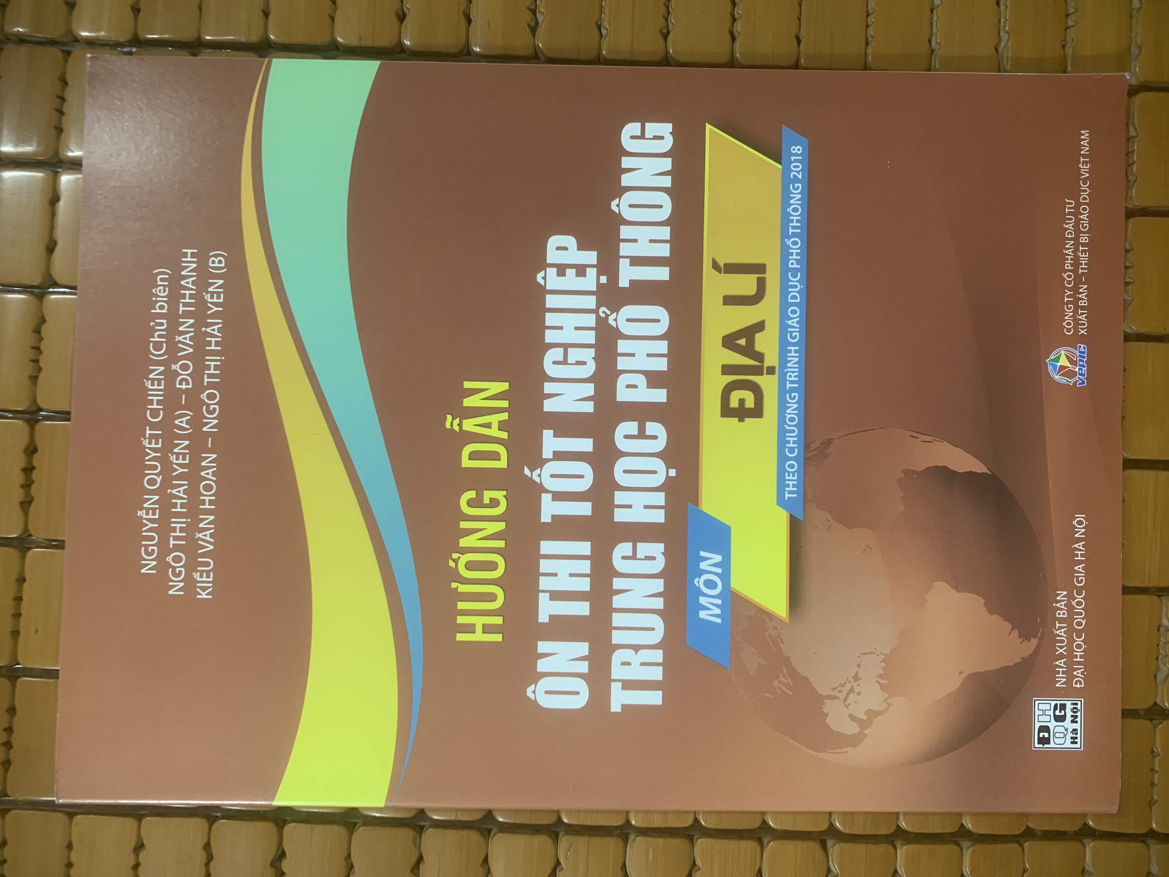 Sách - Hướng dẫn ôn thi tốt nghiệp trung học phổ thông môn Địa Lí (theo chương trình GDPT 2018)