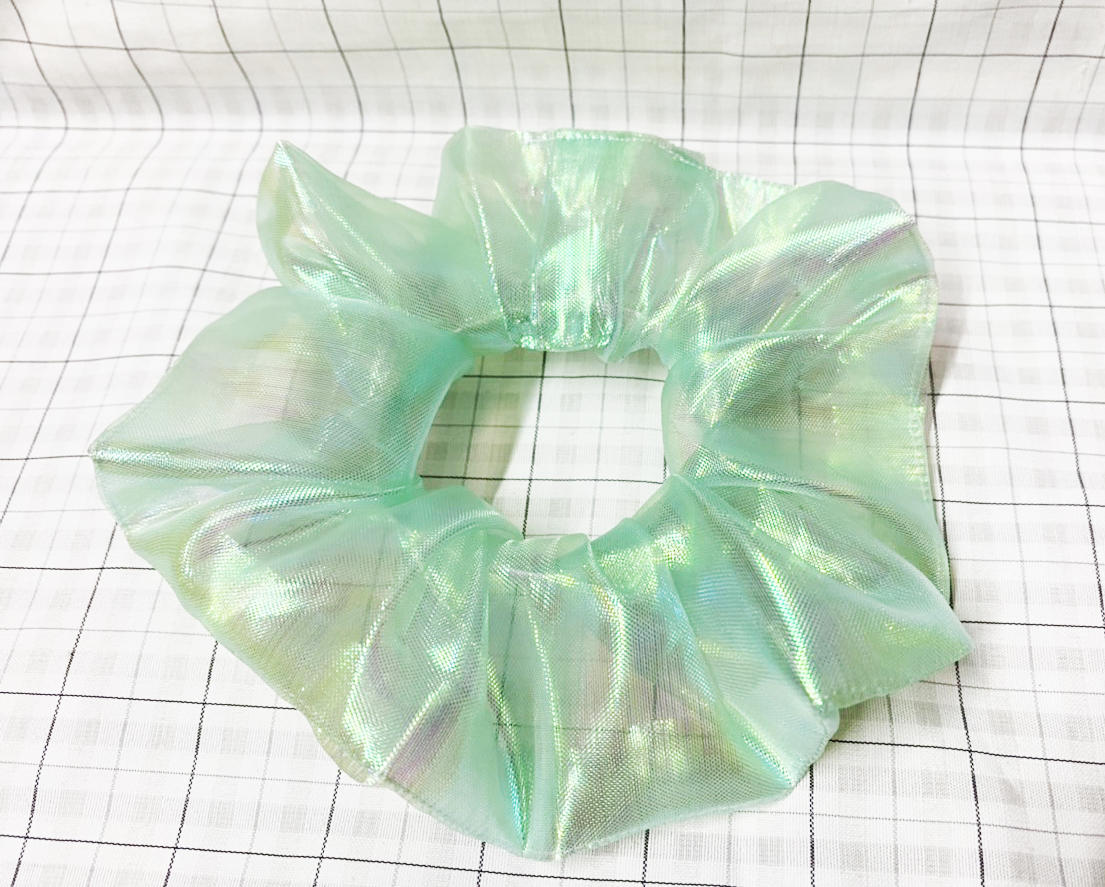 Cột tóc scrunchies màu xanh lá ánh kim