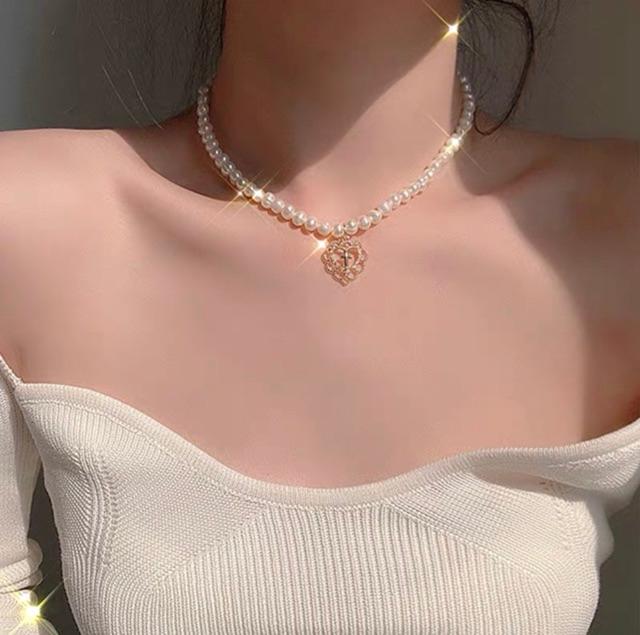 Vòng cổ trái tim xinh - choker hạt trắng trái tim