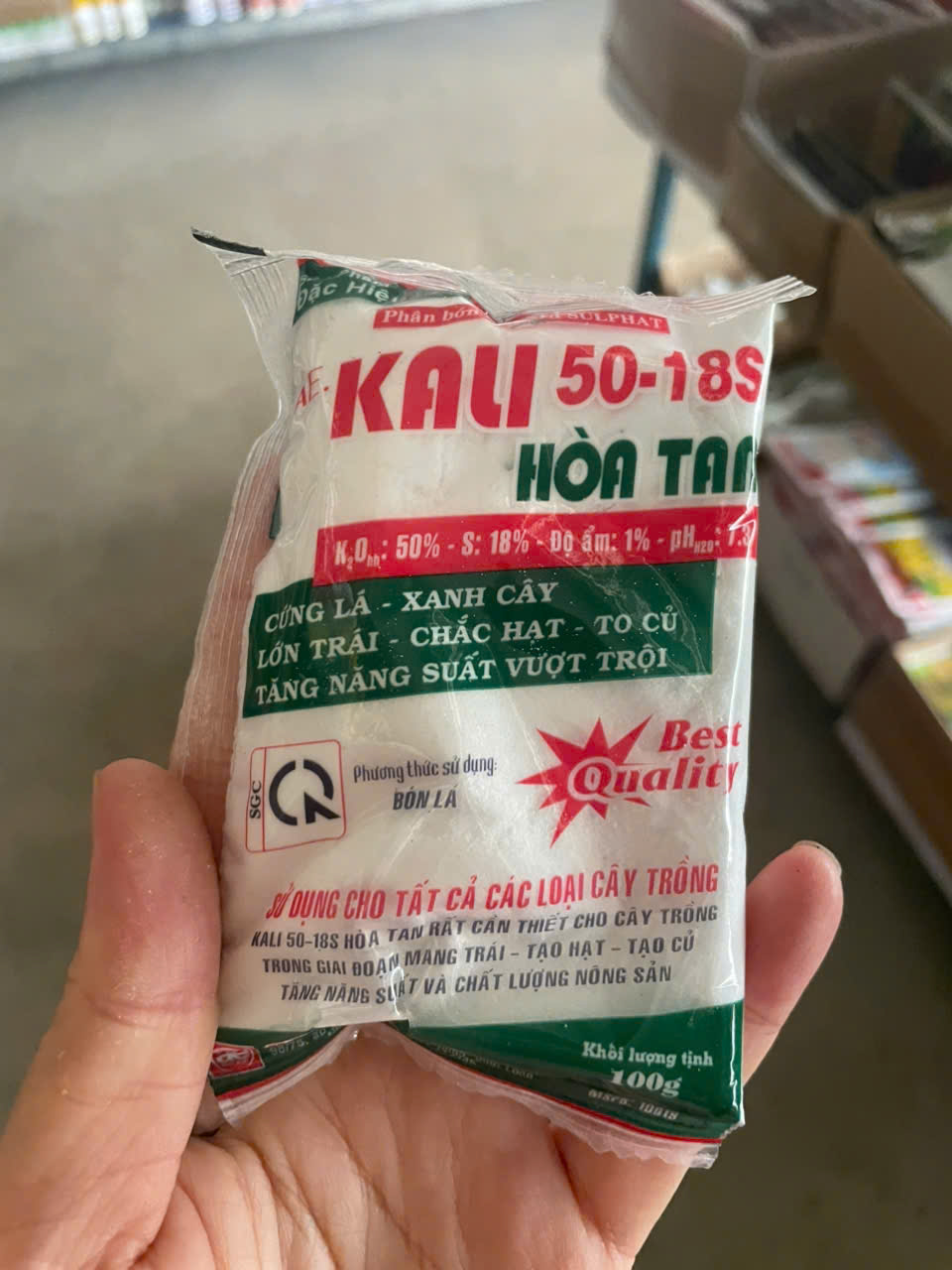 Kali trắng 50-18S AE Hòa Tan ( gói 100g) cứng lá, cứng cây, chống đổ ngã, kích thích ra hoa sớm, tăng đậu trái, chống rụng trái non; giúp trái chín ngọt, màu sắc đẹp và kéo dài thời gian bảo quản.