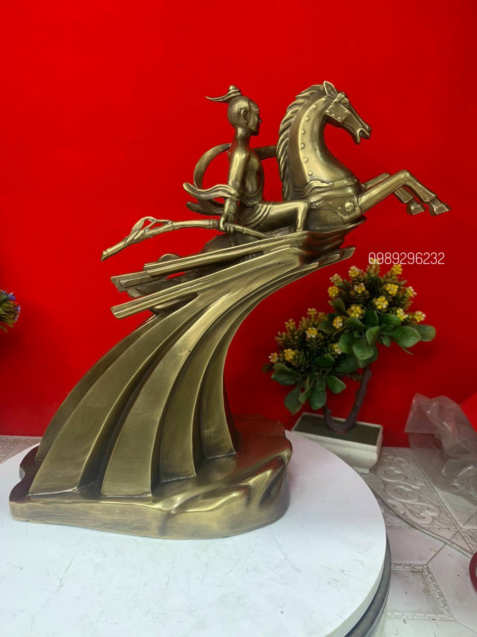 Tượng Thánh Gióng đúc bằng đồng vàng màu nâu