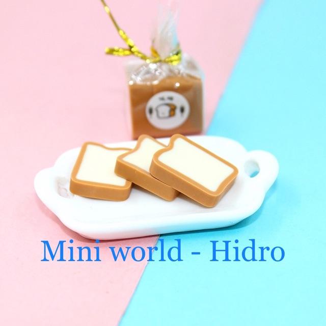 Set 3 mô hình bánh mì sandwich kèm túi đựng. Vật liệu trang trí