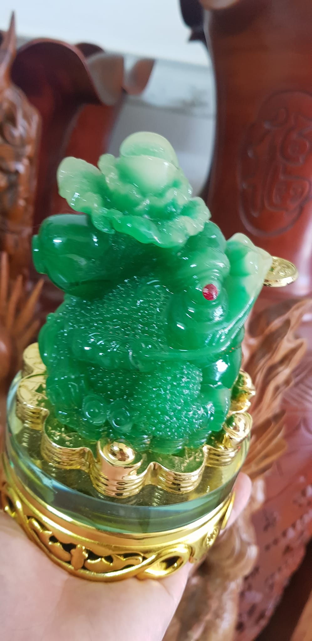 CÓC XANH CÕNG BẮP CẢI NGẬM TIỀN ĐẾ XOAY 16CM X 11CM Công dụng giữ tiền cõng thêm của cải Anh Chị trưng bàn làm việc, bàn thờ Thần Tài ở nhà, công ty hợp mệnh Mộc, mệnh Hỏa, mệnh Thủy