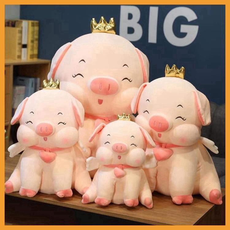 Gấu Bông Heo Ngồi Vương Miện Đeo Chuông