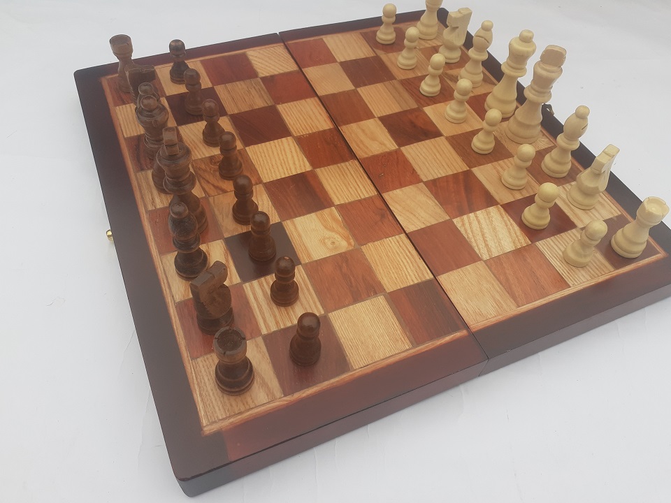 Bàn cờ vua gỗ tự nhiên DAICAT kích thước 35x36cm - Quân cờ vua gỗ tần bì