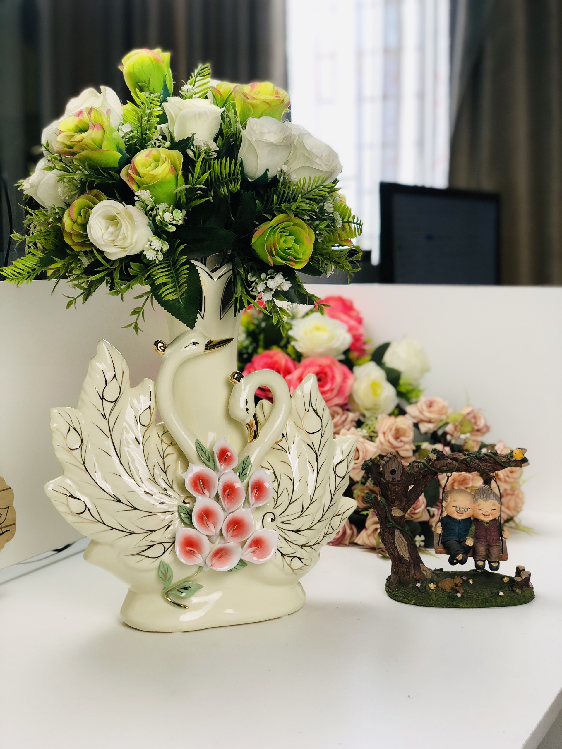 Bình cắm hoa gốm sứ họa tiết hình thiên nga, bình hoa họa tiết hoa vạn niên thanh nổi mẫu mới 2021