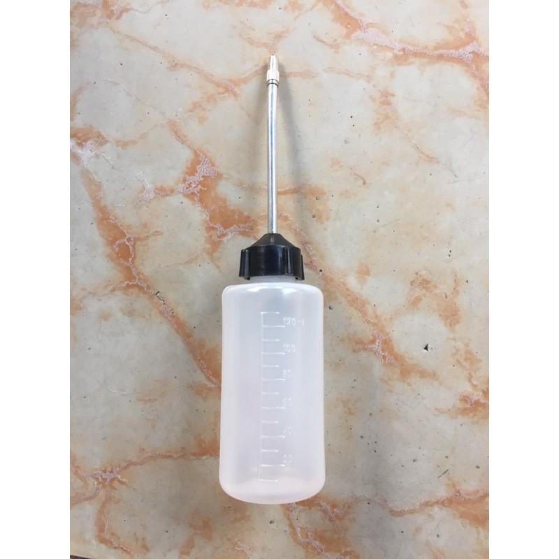 BÌNH TRA CHÂM NHỚT ĐẦU VỊT NHỚT RA BĂNG KIM LOẠI , BÌNH CHÂM DẦU MÁY CÓ CHIA VẠCH. Dung tích 120ml.