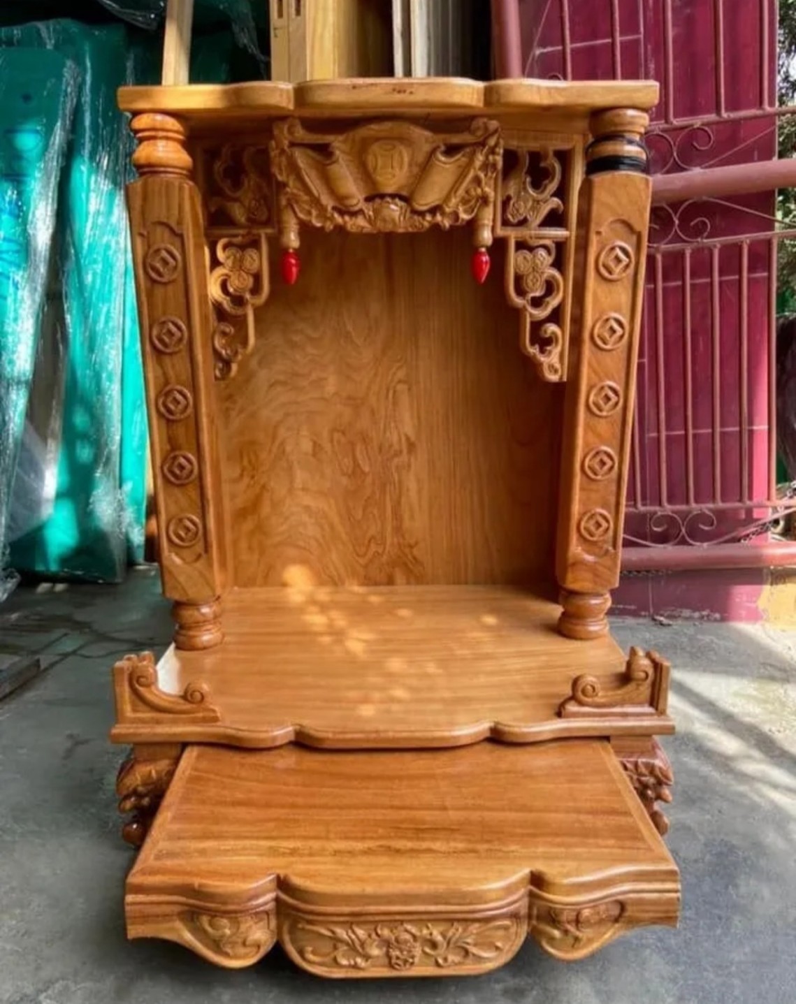 Bàn thờ thần tài ông địa gỗ Gõ Đỏ cột vuông chạm đồng tiền 48 x 68cm ,bàn thờ gỗ ( hàng loại 1 )