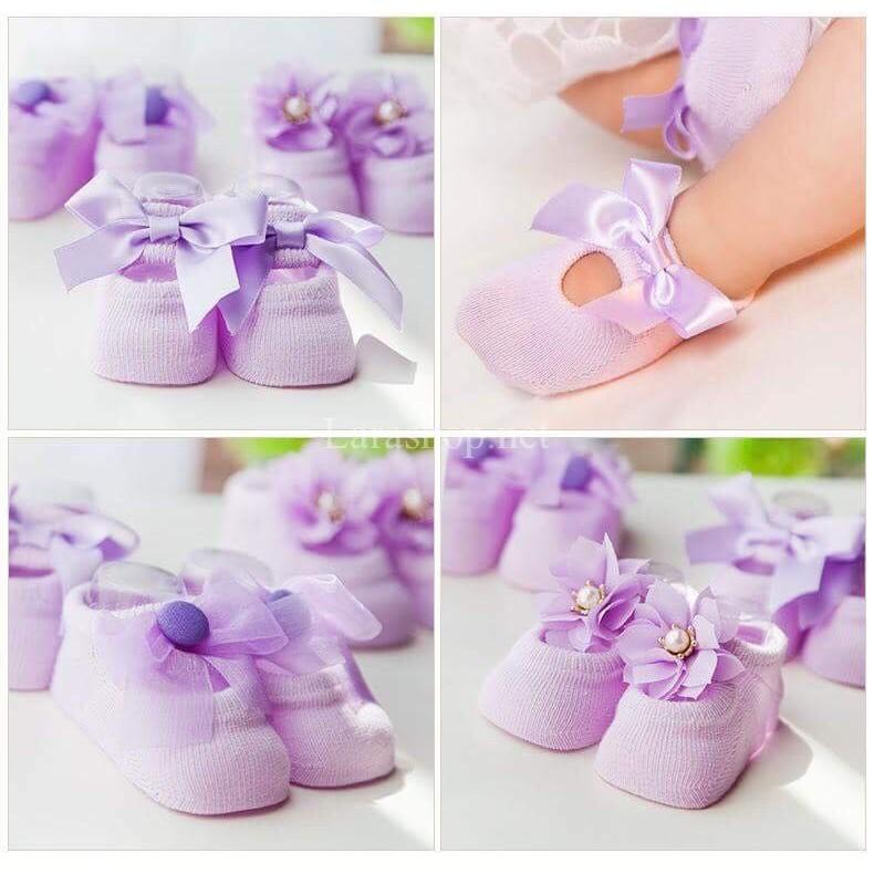 Một đôi giày hài nơ nở hoa đáng yêu cho bé