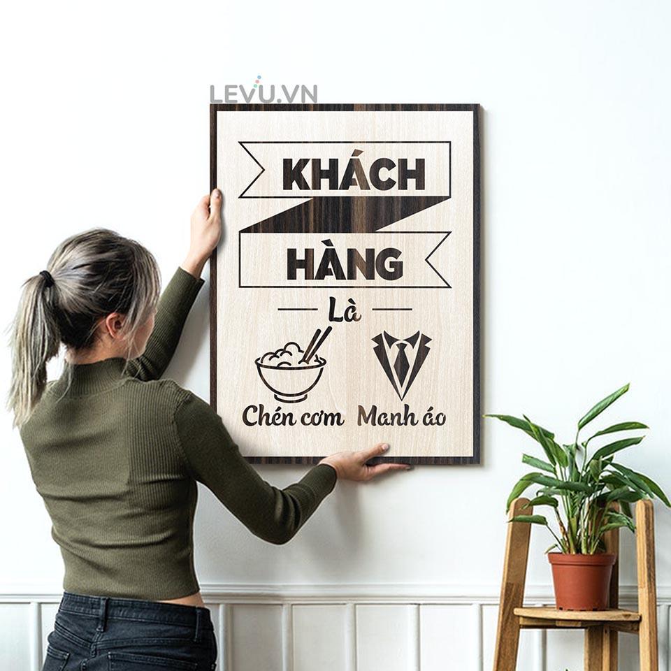 Tranh động lực LEVU LV055 "Khách hàng là chén cơm manh áo"