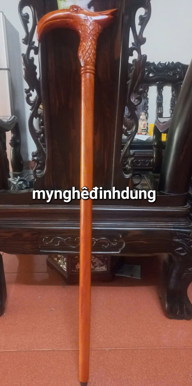Gậy batong khắc đầu đại bàng bằng gỗ hương đẹp long lanh dài 90x3cm