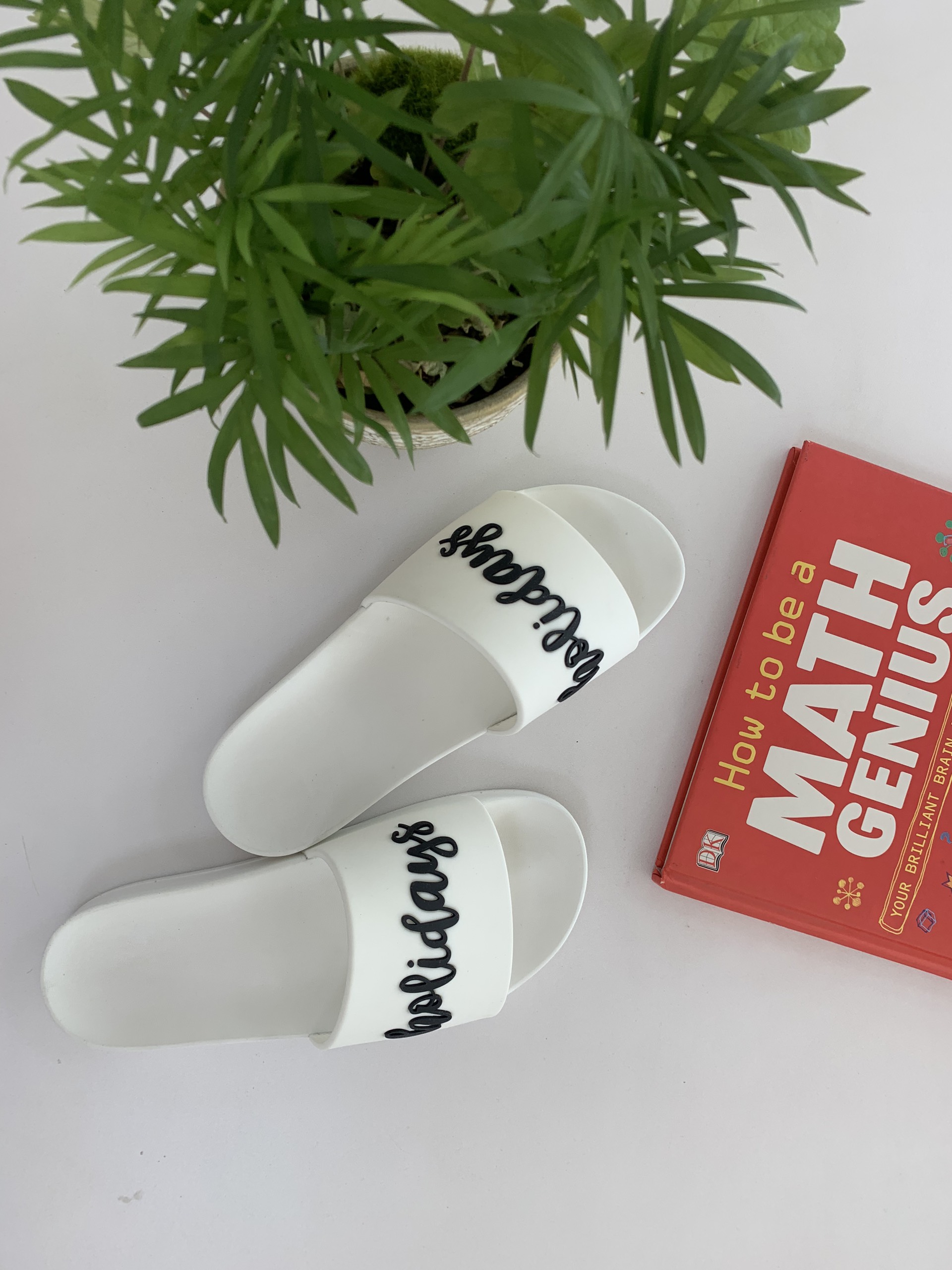 Dép Quai Ngang Màu Trắng holidays In Nổi Chữ dẫn đầu xu hướng Streetwear