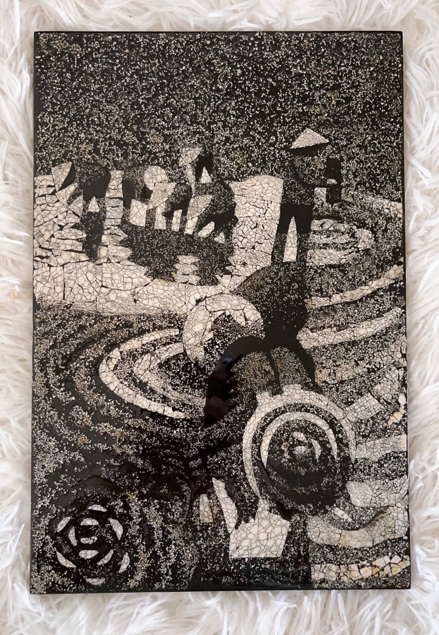 Tranh sơn mài cẩn vỏ trứng cảnh đồng quê và cô gái áo dài Việt Nam