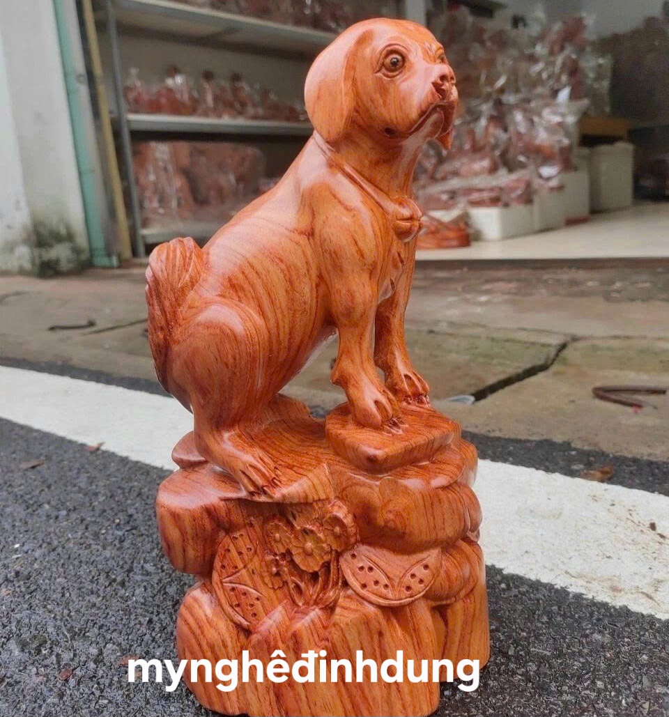 Tượng con chó (cún ) phong thủy bằng gỗ  hương đá  cao 20x8x6cm