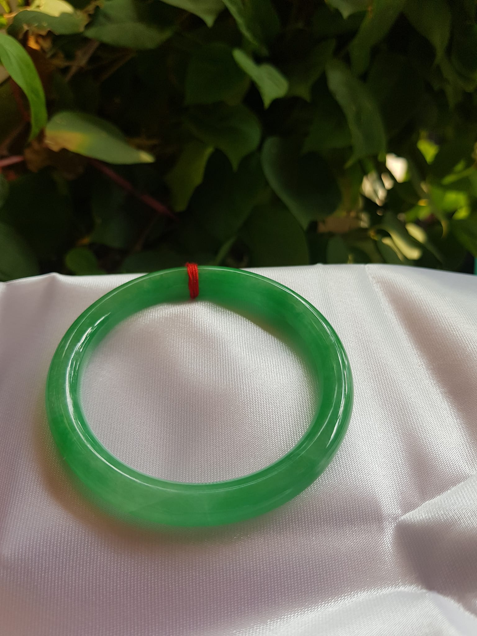 Vòng cẩm thạch Lý Nở 53 Size vòng 53mm x Dầy 7,2mm màu Xanh lá Tươi bóng đều đẹp quá Nữ mệnh Mộc Hỏa 52kg - 60kg đeo đẹp ạ