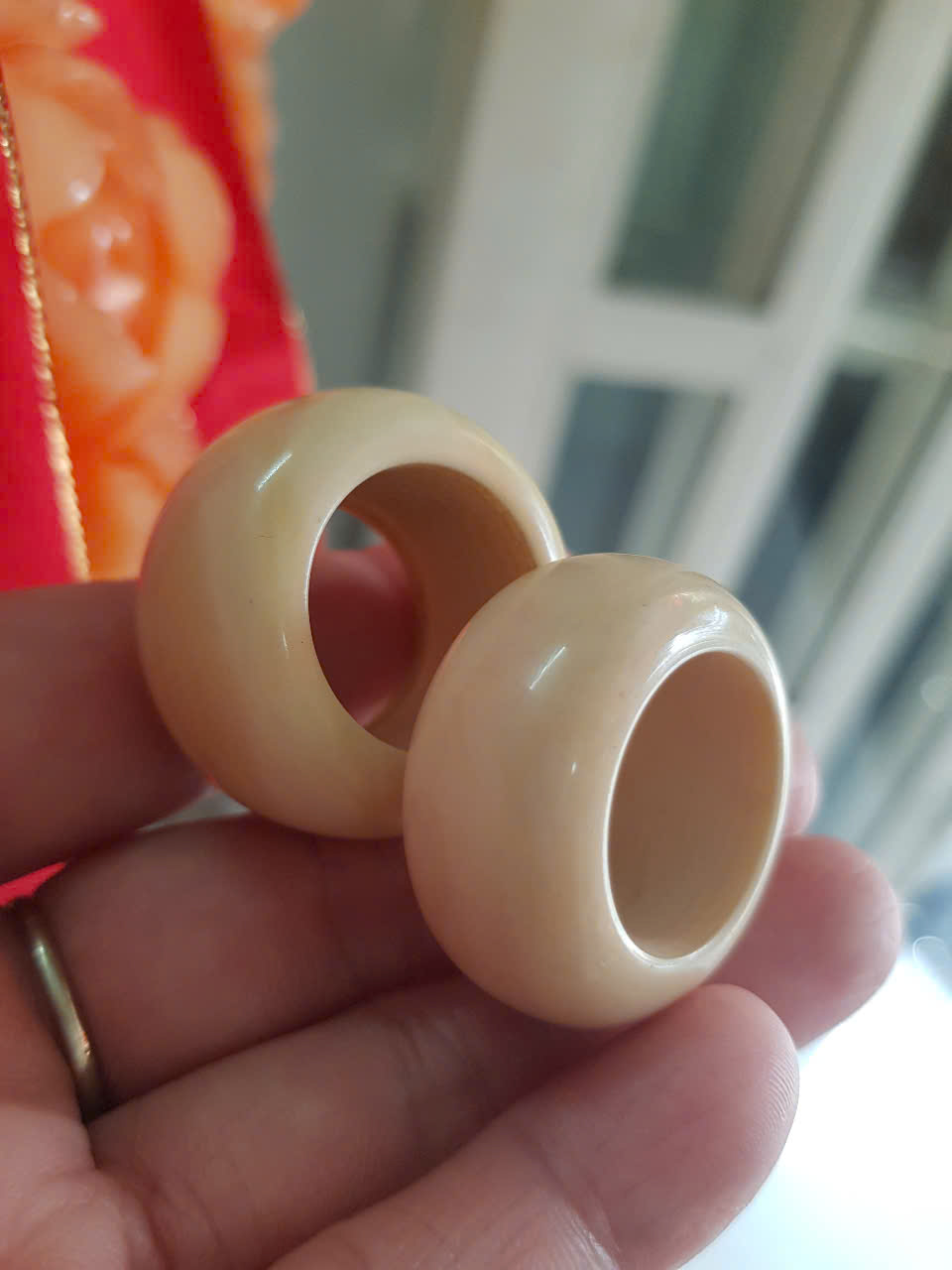 Nhẫn Nam Giả Ngà hay Xương Mỹ Nghệ màu trắng Ni 19mm Cao 15mm Dầy 6mm Dành Cho Các Anh Nam đeo nhẫn ngón tay cái hay bất kỳ ngón tay nào ni lọt vừa tay là 19mm rẻ vẫn đẹp như thường ạ