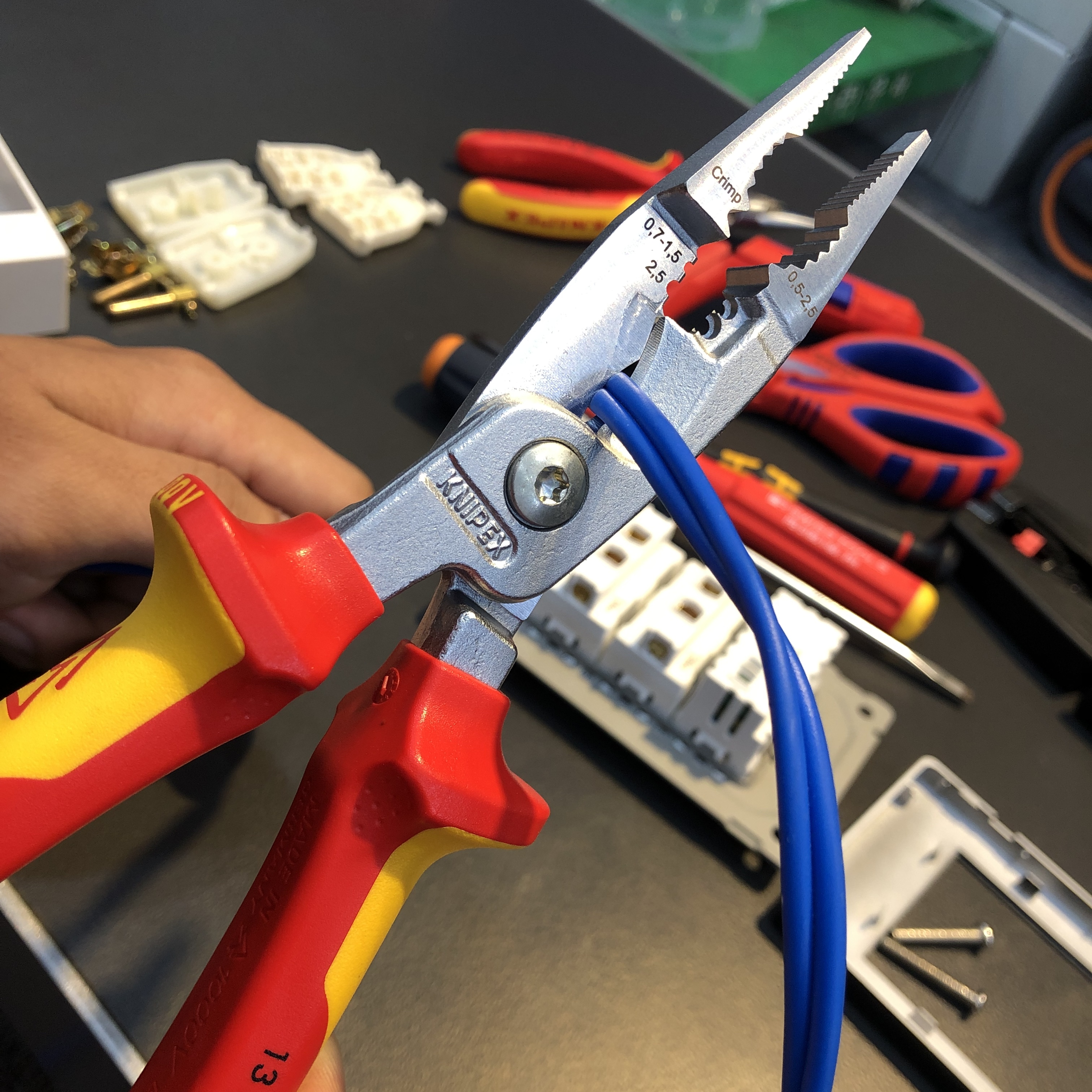 Kềm KNIPEX Lắp Điện Đa Năng 13 96 200
