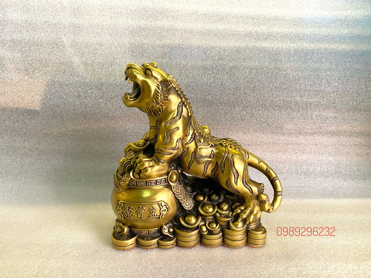 Tượng Hổ Sơn Lâm Phú Quý Đế Tiền Đứng Trên Hũ Vàng Bằng Đồng cỡ lớn - Tượng Hổ phong thủy