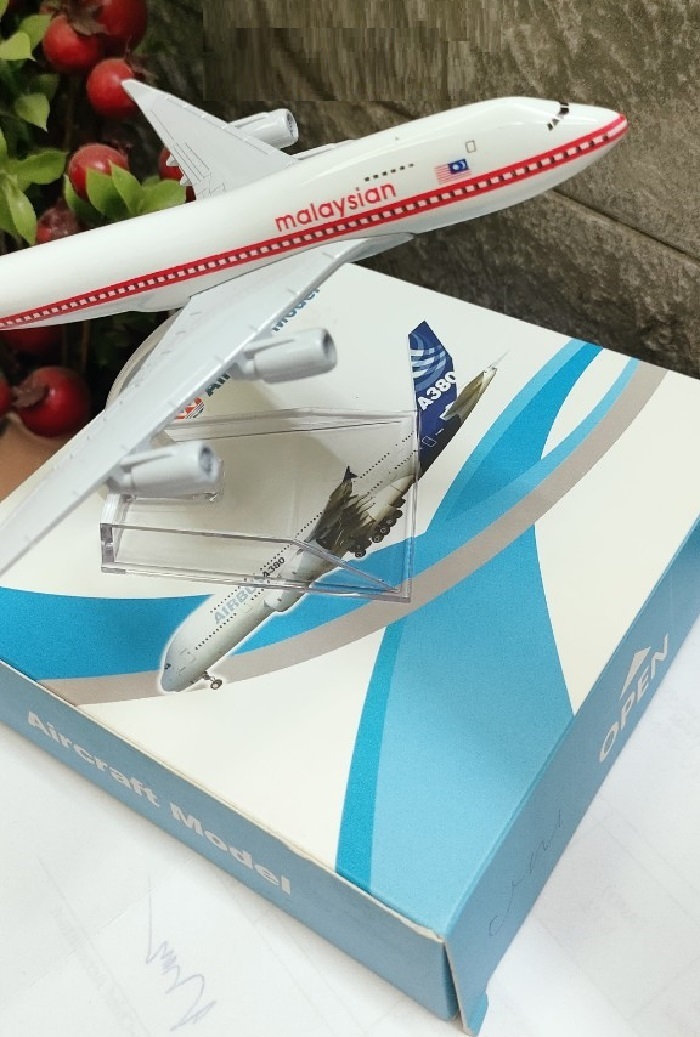 Máy bay mô hình tĩnh B747 Malaysian 16cm