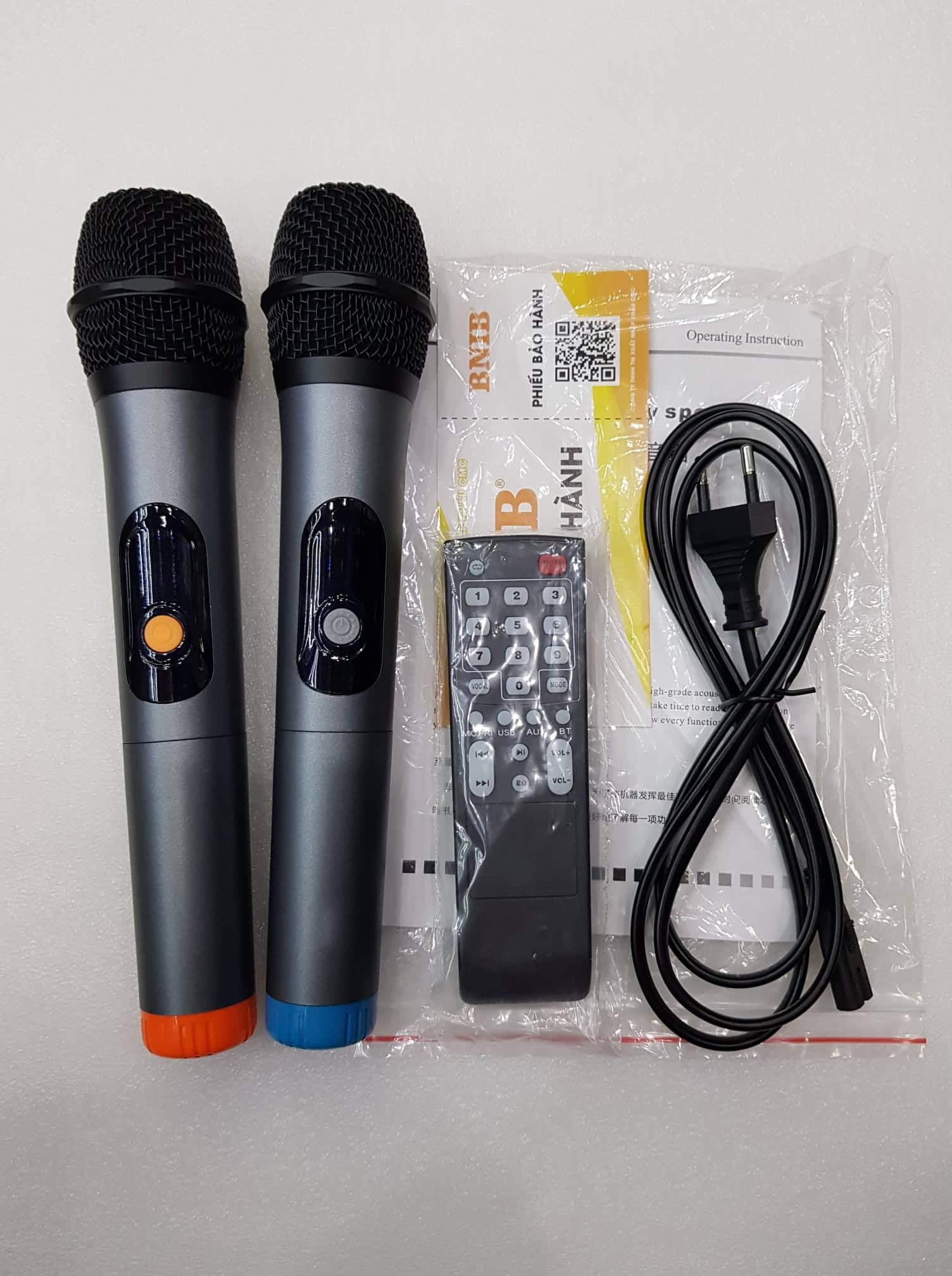 Loa kéo Karaoke Bluetooth BNIB 1299: Bass 30, Công suất 300W, Chống hú tốt. 2 Micro không dây