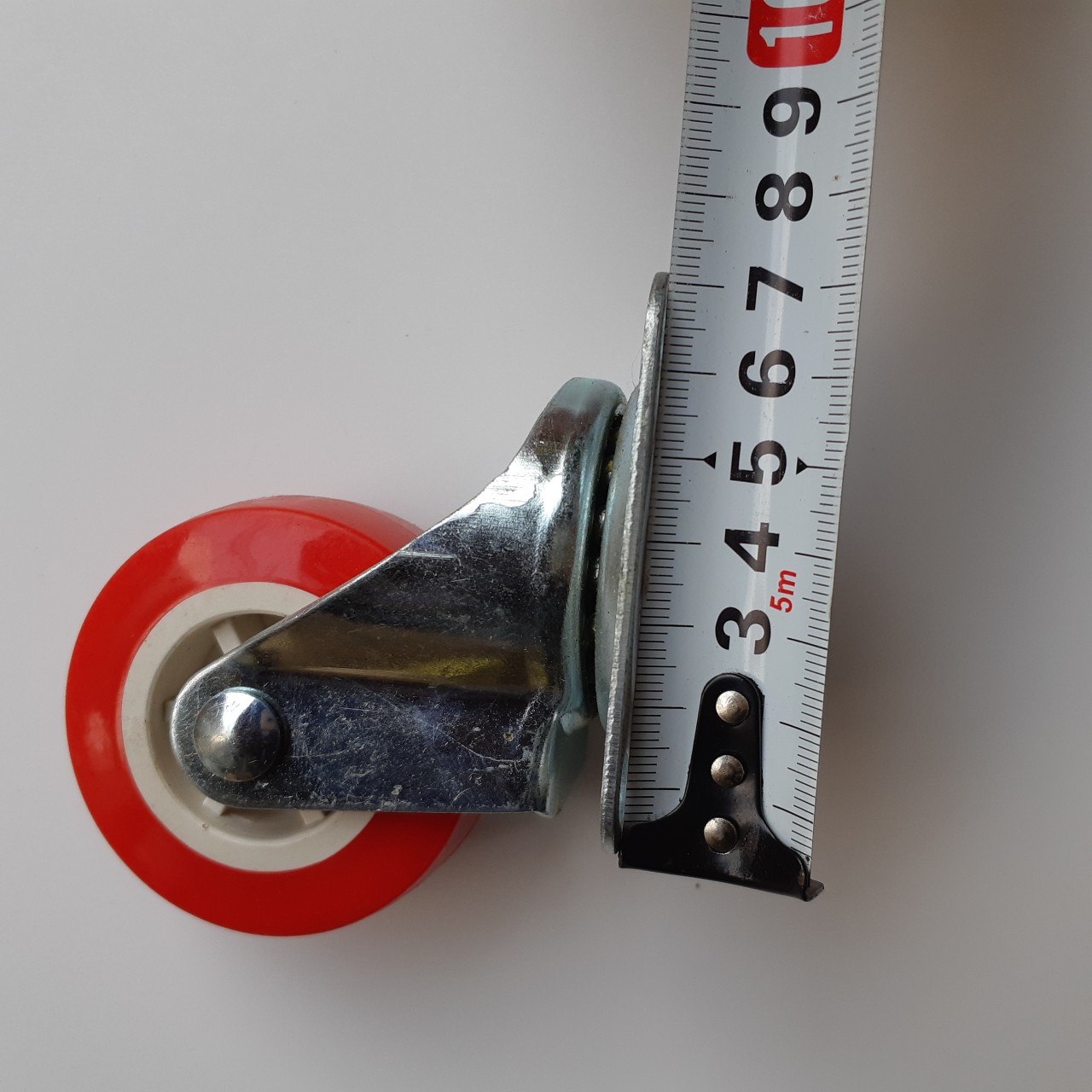 Bộ bánh xe đẩy hàng 5 cm bằng nhựa màu đỏ xoay 360 độ có khóa chống trượt