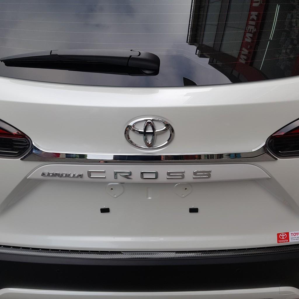 Ốp trang trí tay mở cốp sau xe Toyota Cross 2020-2023 mạ crom và màu xanh cao cấp